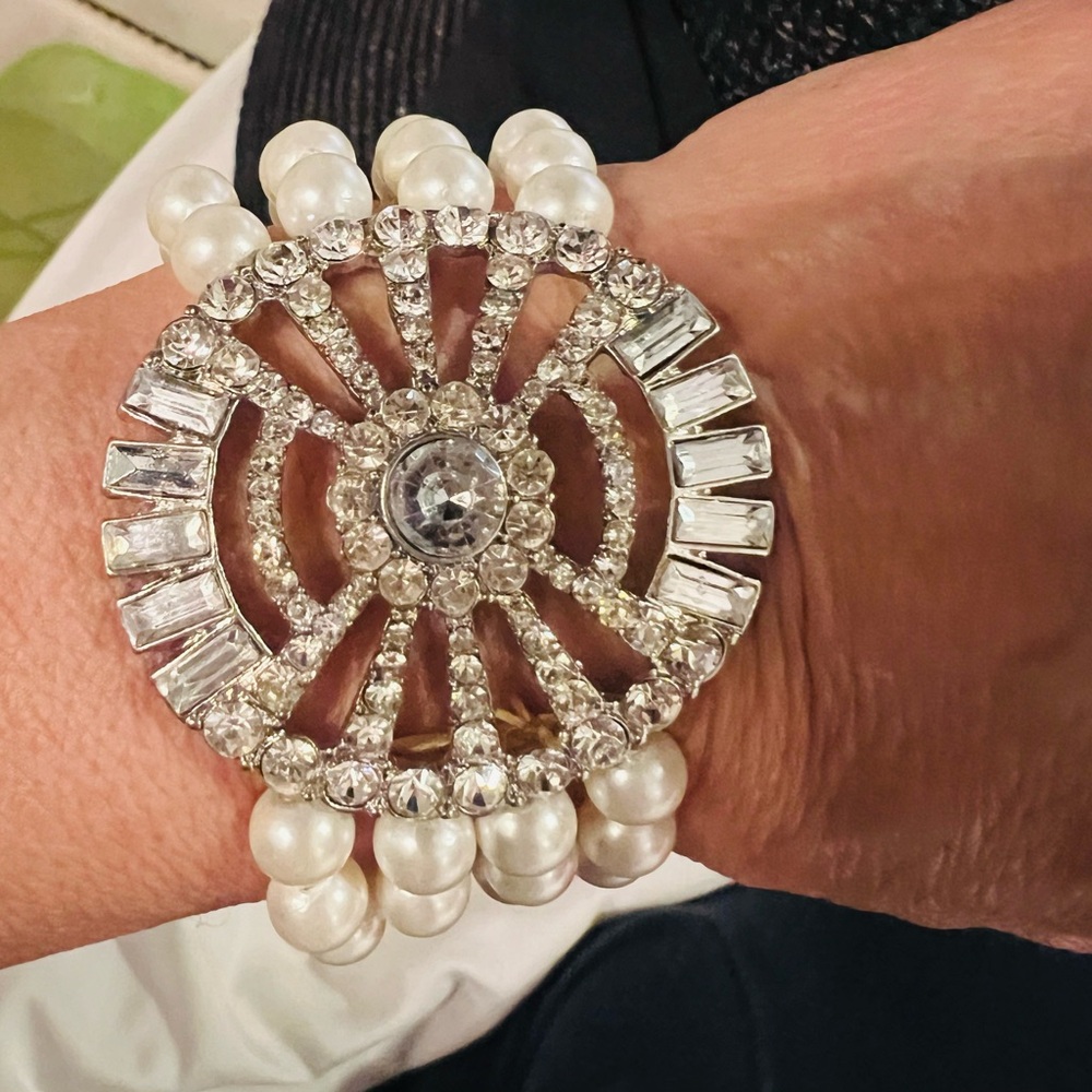 Beautiful Floral Pearl & Rhinestone with elastic bracelet